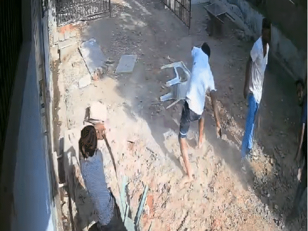 भोपाल के ऋषिपुरम फेस 2 में दो परिवार में विवाद हो गया। - Dainik Bhaskar