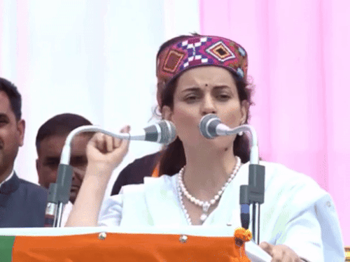 एक जनसभा के दौरान समर्थकों को संबोधित करते हुई बॉलीवुड स्टार कंगना रनोट। - Dainik Bhaskar