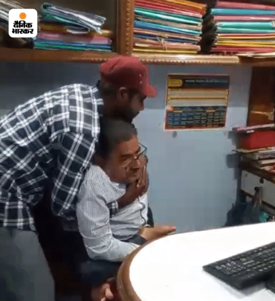 दिलीप छावड़ा प्रचार के लिए अपने सहयोगी के साथ निकलते हैं।