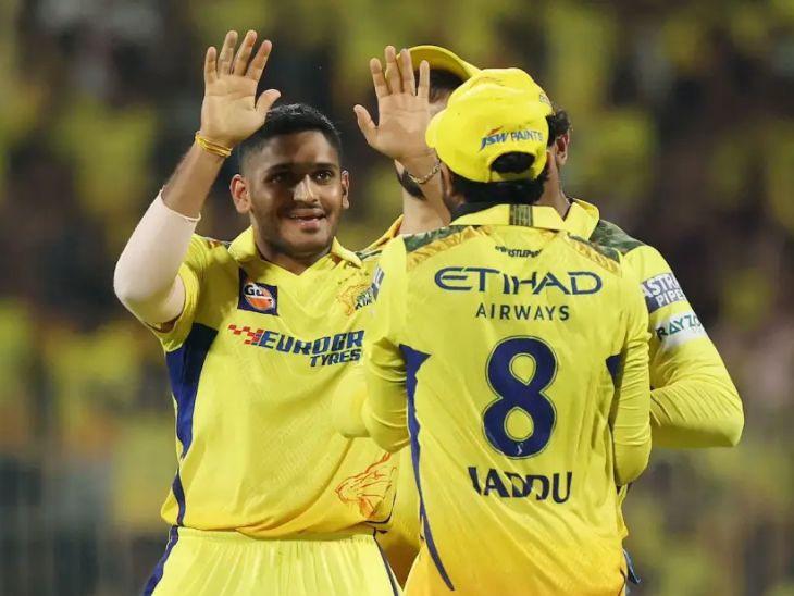 तुषार देशपांडे ने मैच की पहली बॉल पर फिल सॉल्ट को पवेलियन भेजा।