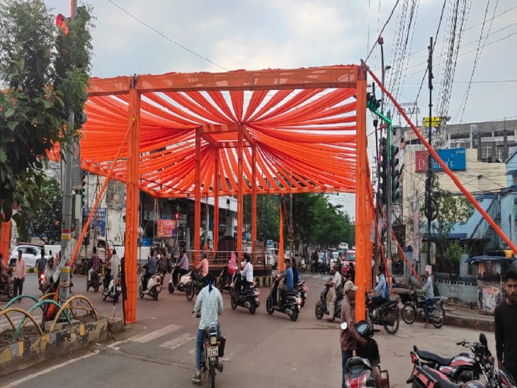 शहर के चौक-चौराहों पर भगवा रंग से सजाया गया है, तोरण व झंडे भी लगाए गए हैं।