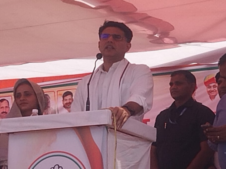 डीग के खोह कस्बे में कांग्रेस नेता सचिन पायलट ने प्रत्याशी संजना जाटव के समर्थन में सभा की।