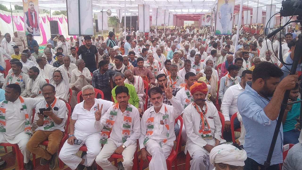 भरतपुर से कांग्रेस की लोकसभा प्रत्याशी संजना जाटव के समर्थन में सभा में जुटे लोग।