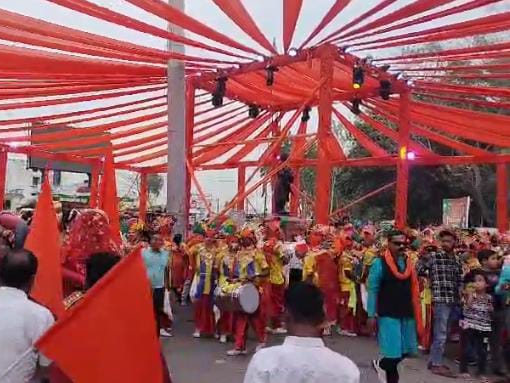 कटघोरा की नववर्ष स्वागत समिति ने शहर में भव्य शोभायात्रा निकाली।