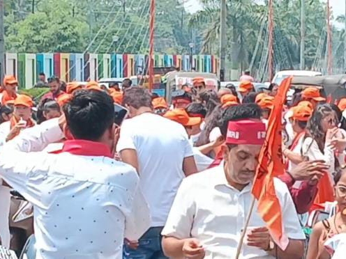 रैली में भारी संख्या में श्रद्धालु शामिल हुए।