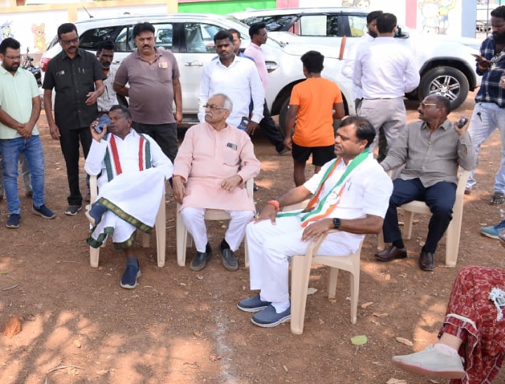 मंगलवार को राहुल गांधी की सभा की तैयारियों का जायजा लेने पहुंचे थे लखमा।