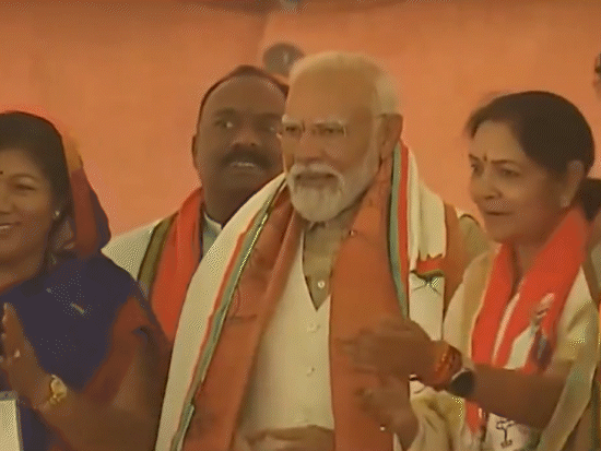 बालाघाट में महिलाओं ने मंच पर पीएम मोदी का स्वागत किया। - Dainik Bhaskar