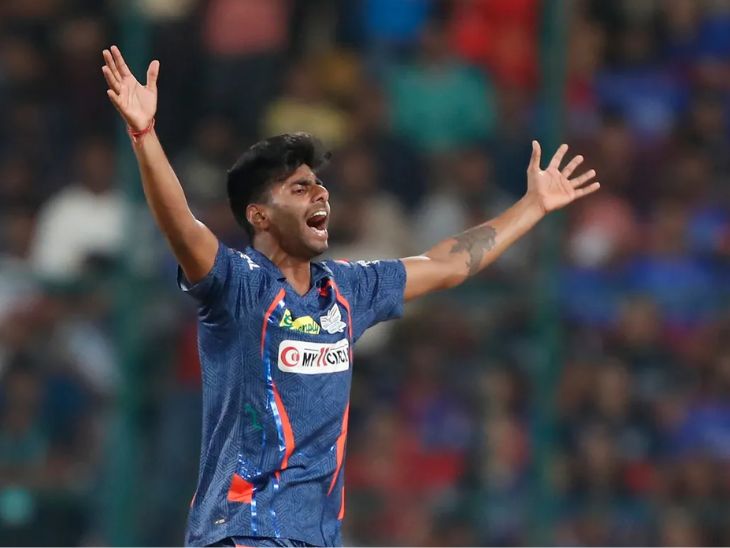 मयंक यादव ने 7 अप्रैल को खेले गए मैच में गुजरात के खिलाफ केवल एक ओवर ही फेंका था। बाद में चोट की वजह से वे फील्ड से बाहर चले गए। - Dainik Bhaskar