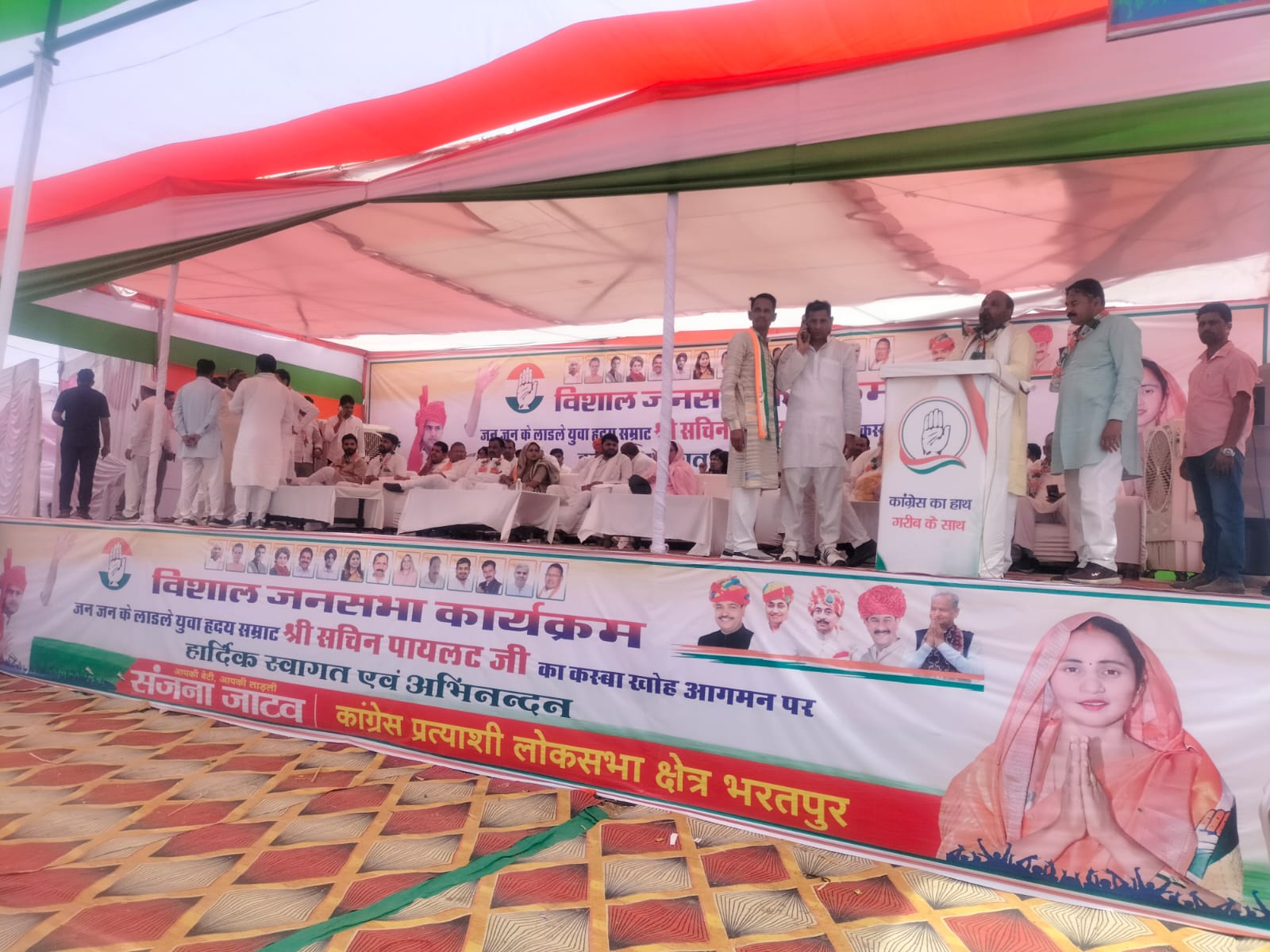 मंच पर पूर्व कैबिनेट मंत्री विश्वेंद्र सिंह, पूर्व नगर विधायक वाजिब अली, पूर्व मंत्री जाहिदा खान, पूर्व नदबई विधायक जोगिंदर सिंह अवाना सहित कई कांग्रेस नेता रहे मौजूद।