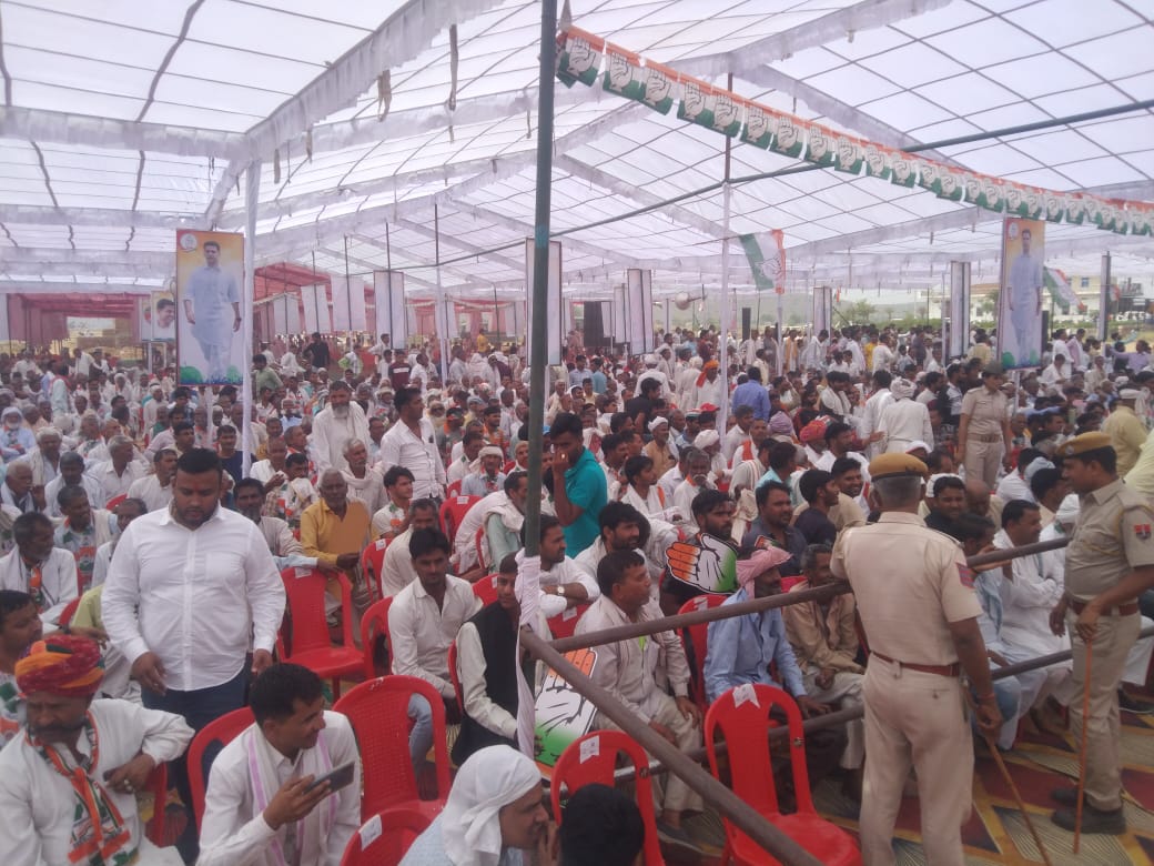 कांग्रेस नेता सचिन पायलट की सभा में मौजूद लोग।