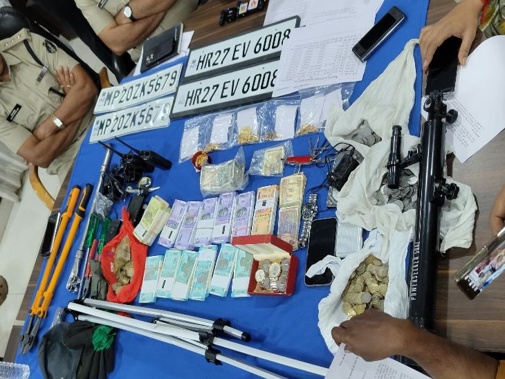पुलिस ने आरोपियों के पास से कैश और अन्य सामान जब्त किया है।