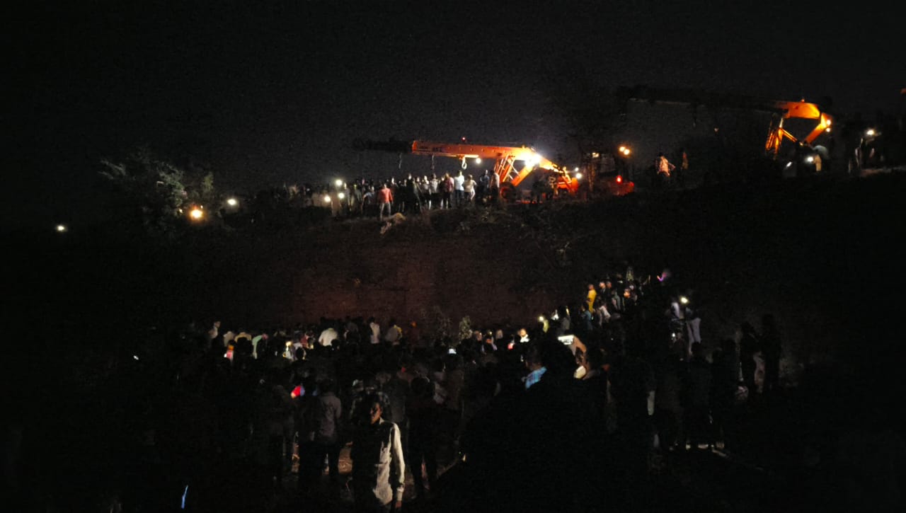 बस हादसे के बाद सूचना मिलते ही लोगों की भीड़ जमा हो गई।