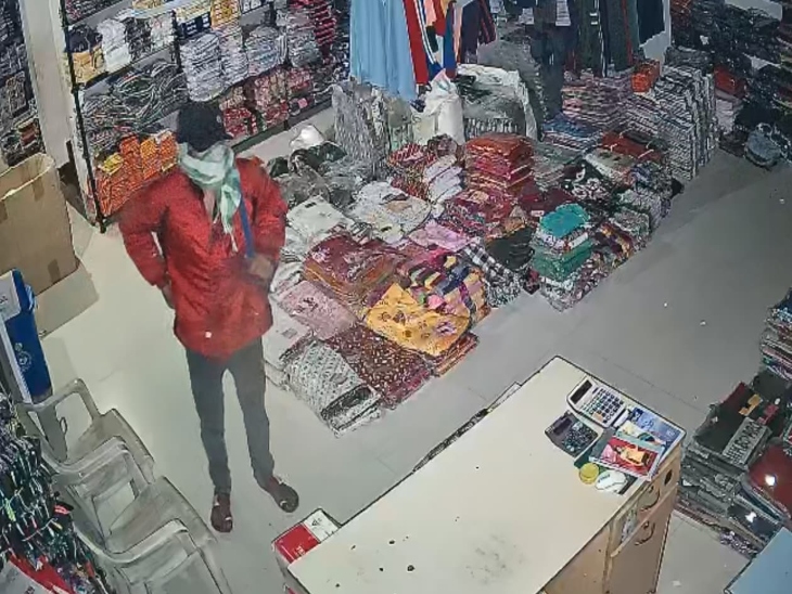 इस मामले में देवेंद्र नगर पुलिस चोर की तलाश में जुट गई है। - Dainik Bhaskar