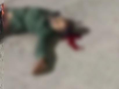 हादसे के बाद सड़क पर युवक की लाश।