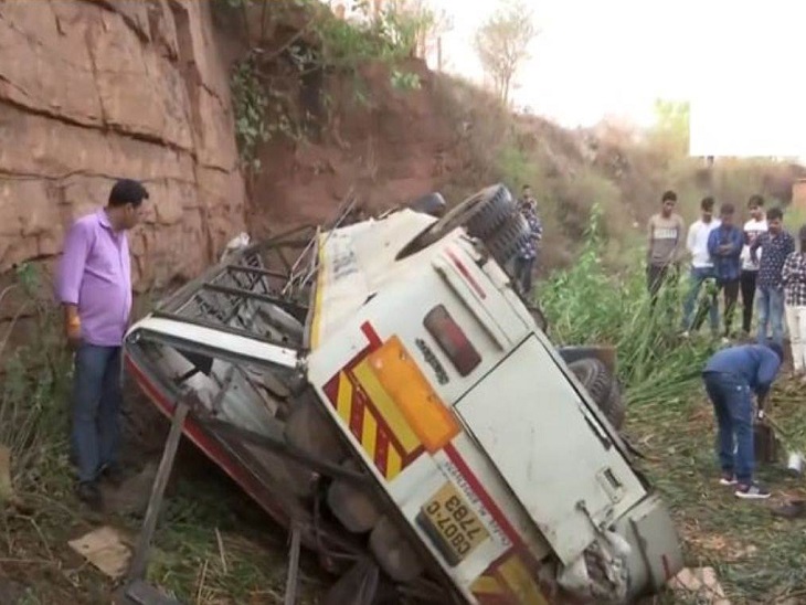 9 अप्रैल को हुए बस हादसे में 12 लोगों की मौत हुई थी। - Dainik Bhaskar