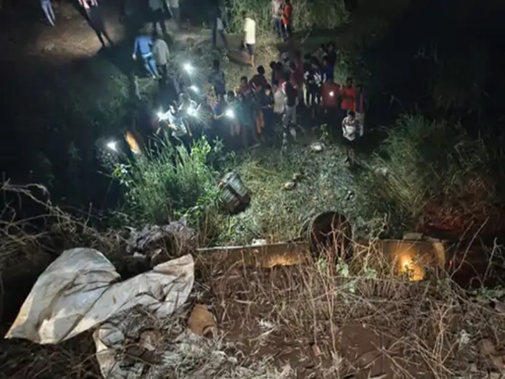हादसे की जगह पर मौजूद लोगों की भीड़। इन्होंने रेस्क्यू में प्रशासन की मदद की।