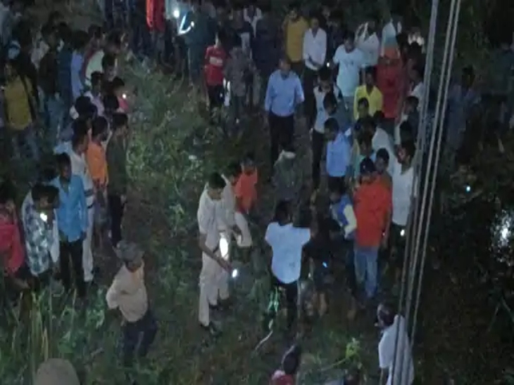 हादसे वाली जगह को मोबाइल की रोशनी से देखते हुए लोग।