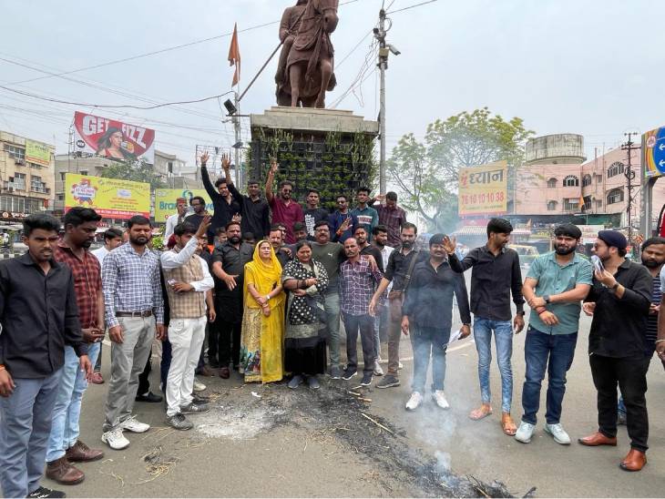 पुतला दहन करने के बाद एमपी नगर चौराहे पर मौजूद क्षत्रिय समाज के लोग।