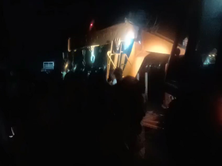 क्रेन के जरिए बस को खाई से निकाला गया।
