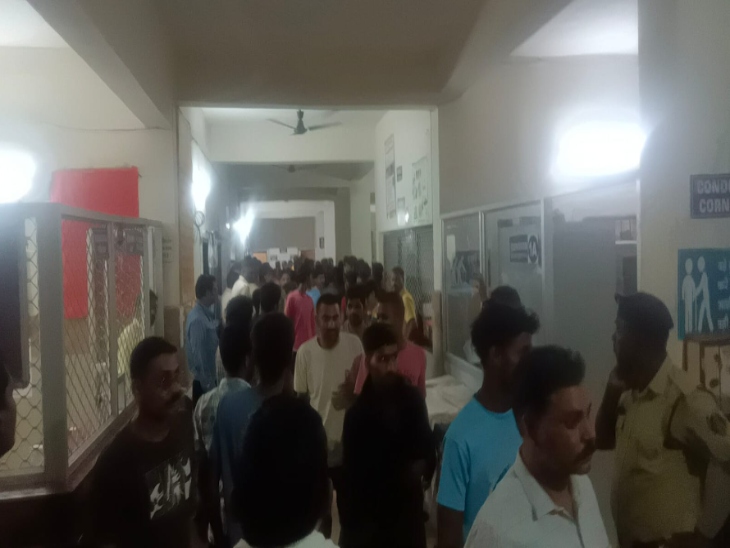 हादसे के बाद अस्पताल में अपनों को तलाशते परिजन।