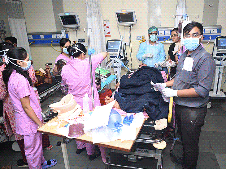 रायपुर AIIMS में भर्ती घायलों की हालत देखने पहुंचे डिप्टी सीएम विजय शर्मा।
