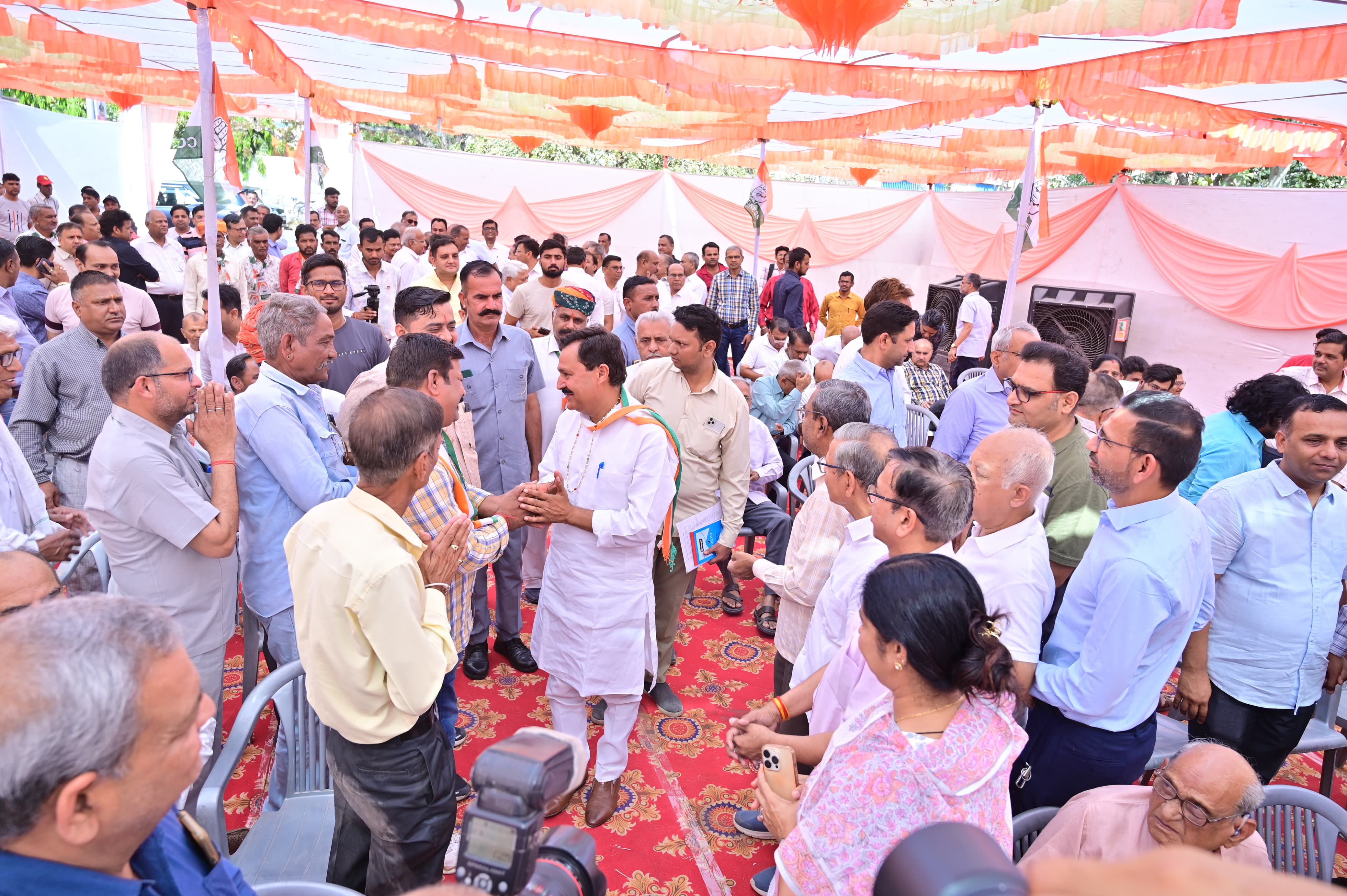 मंगलवार को बासनी की सभा में लोगों से मिलते उचियारड़ा।