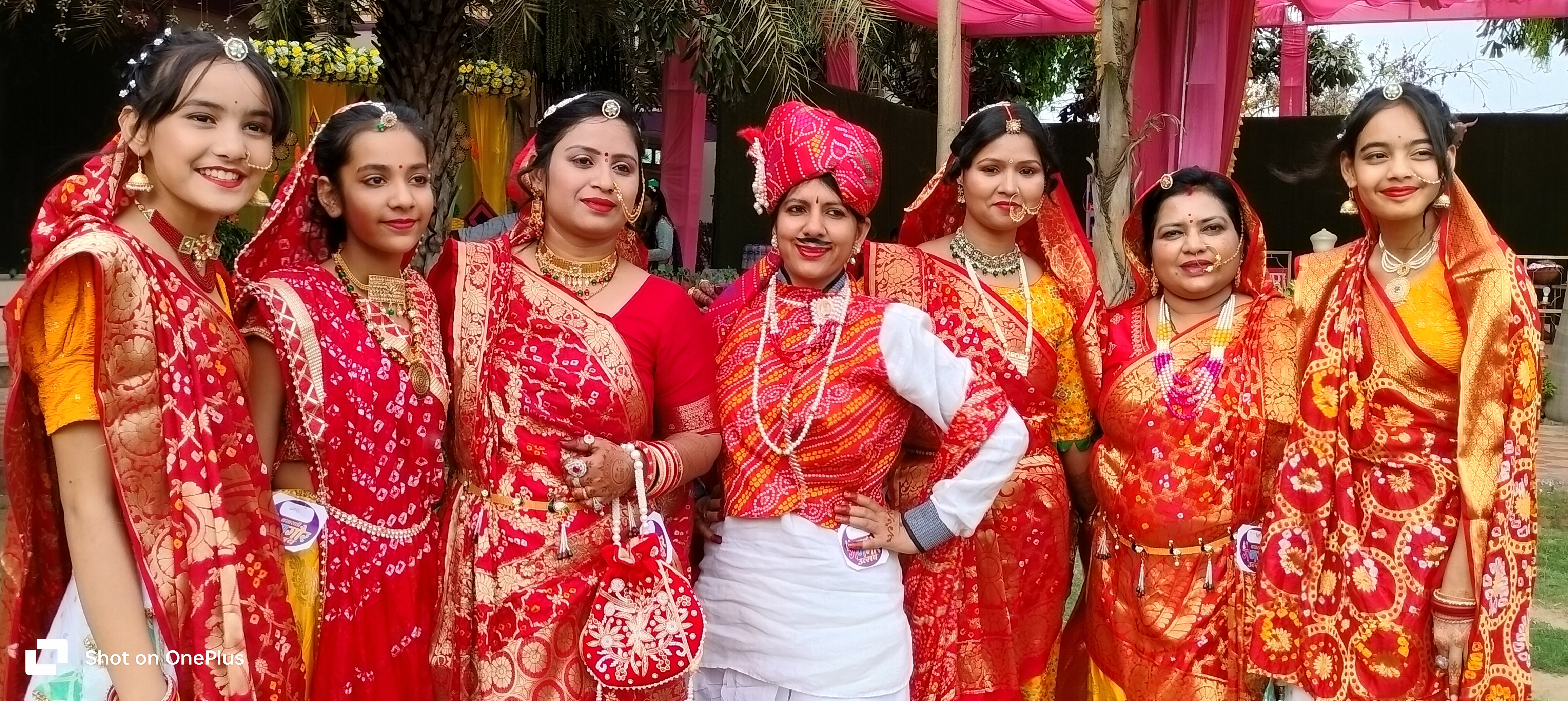 परफॉर्मेंस के लिए सज-संवर के तैयारी हुई लड़कियां।