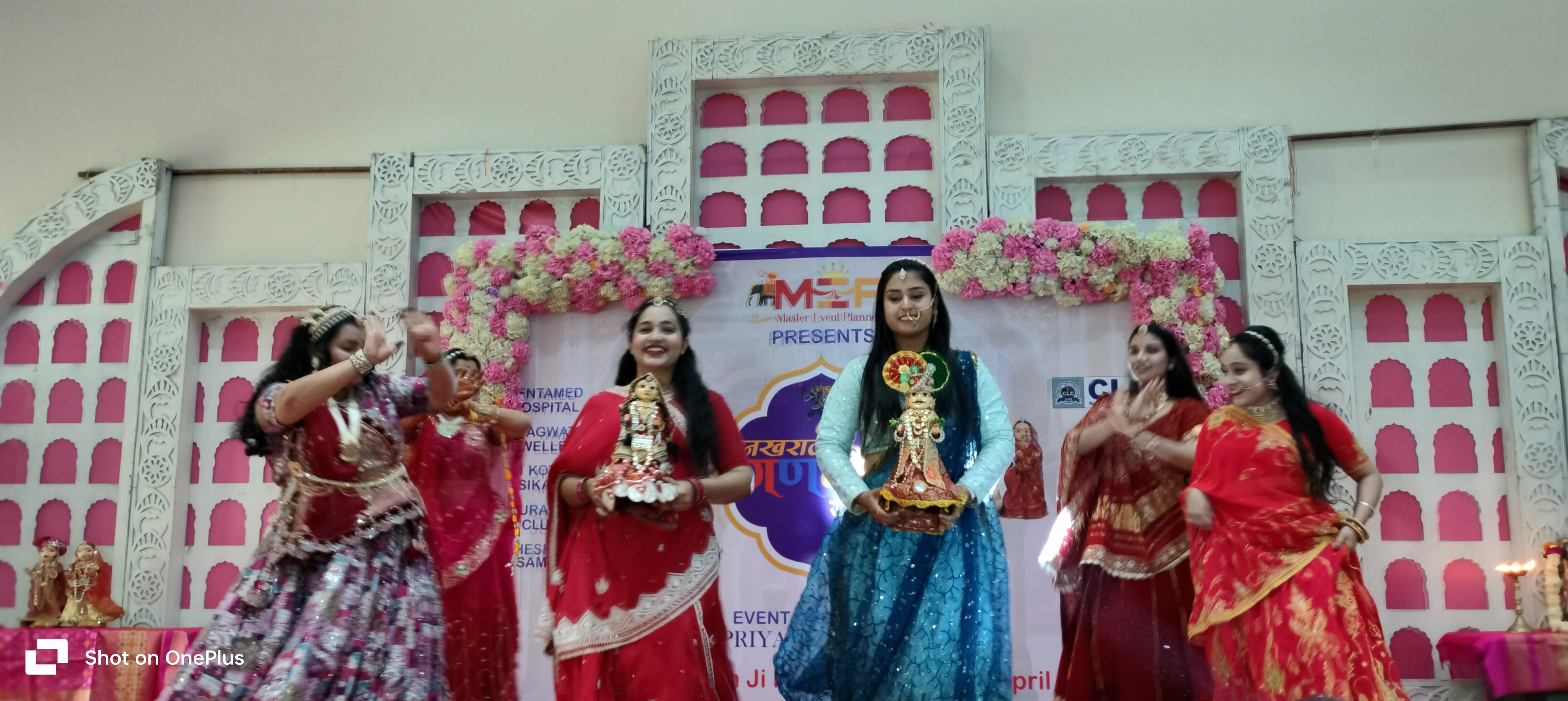 ईसर-गणगौर के साथ नृत्य किए।