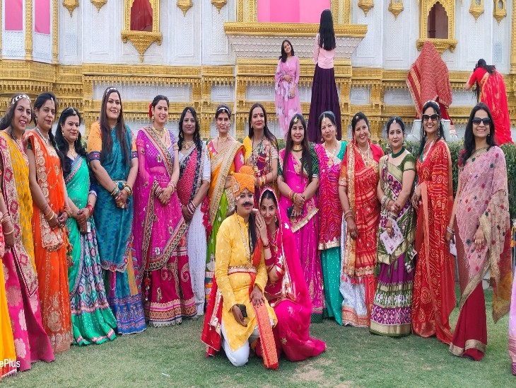 सज-धजकर रंग-बिरंगे परिधान में आई महिलाएं और लड़कियां।