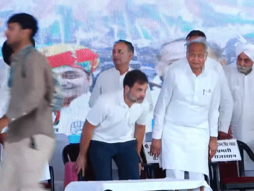 अनूपगढ़ में हुई सभा में राहुल गांधी के पूर्व सीएम अशोक गहलोत और प्रदेशाध्यक्ष गोविंद सिंह भी मौजूद थे।