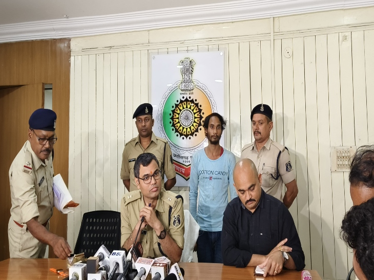 सिविल लाइन ASP अनुराग झा समेत क्राइम टीआई परस पाण्डेय।