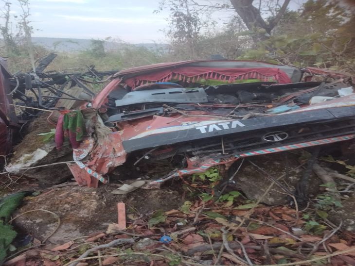 हादसे में ट्रक के परखच्चे उड़ गए। - Dainik Bhaskar