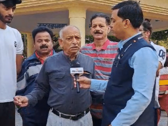 जबलपुर के भंवरताल में मॉर्निंग वॉक करने वाले ग्रुप के सदस्यों का कहना है कि मोदी बड़ा फैक्टर हैं, लेकिन महंगाई पर केंद्र सरकार को कंट्रोल करने की जरूरत है।