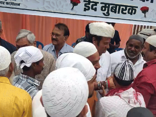 रायपुर में ईदगाह भाटा में नमाज के बाद नेताओं ने भी दी ईद की मुबारकबाद।