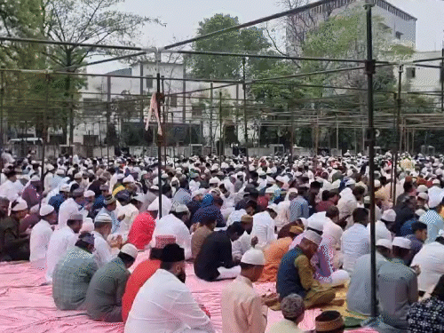 रायपुर के ईदगाह भाठा समेत तमाम मस्जिदों में ईद की खास नमाज अदा कराई गई।