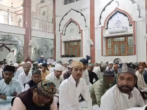 कवर्धा की जामा मस्जिद में ईद की विशेष नमाज अदा कराई गई।
