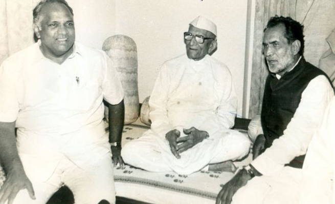 18 नवंबर 1990 की तस्वीर में उस वक्त के PM चंद्रशेखर के साथ शरद पवार और मोरारजी देसाई बात करते नजर आ रहे हैं।