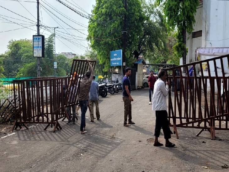 कलेक्टोरेट में नामांकन लिए जाएंगे। इसके चलते बेरिकेडिंग की गई है।