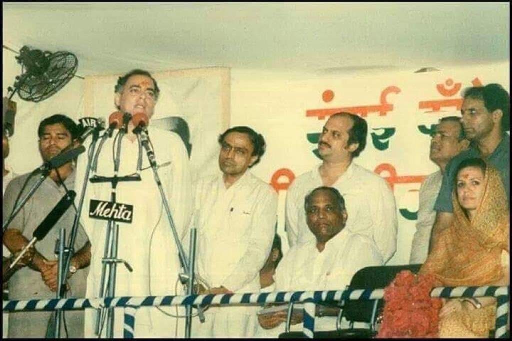 1990 के इस तस्वीर में महाराष्ट्र के एक कार्यक्रम में उस समय के PM राजीव गांधी भाषण दे रहे हैं। मंच पर सोनिया गांधी के बगल में शरद पवार बैठे हैं।