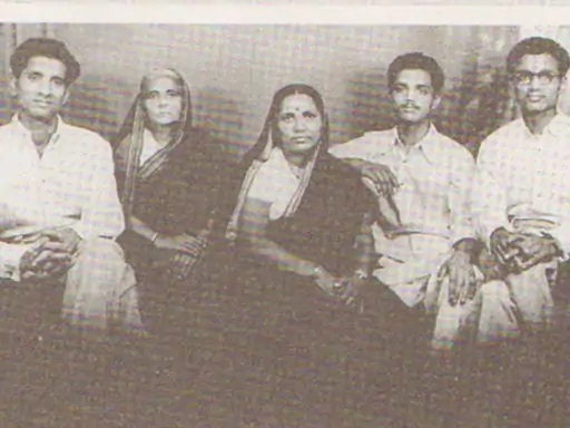 फोटो में शरद पवार की मां शारदा बाई (बीच में) और भाई बसंतराव (सबसे दाएं) हैं। दोनों पीजेंट्‌स एंड वर्कर्स पार्टी ऑफ इंडिया के एक्टिव मेंबर थे।