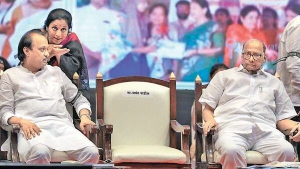 अप्रैल 2023 की तस्वीर में शरद पवार के साथ मंच पर अजित पवार बैठे हुए हैं। बीच में जयंत पाटील की कुर्सी खाली है। वहीं सुप्रिया, अजित से कुछ कहती नजर आ रही हैं।