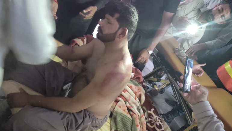 तस्वीर पाकिस्तान के घायल पुलिसकर्मी की है। मीडिया रिपोर्ट्स के मुताबिक, पाकिस्तानी फौज के 40-50 सैनिकों ने पंजाब पुलिस की पिटाई की।