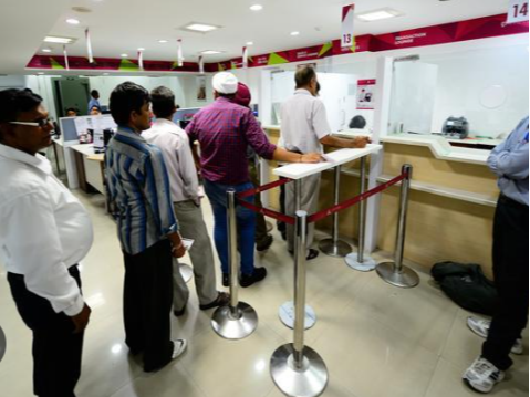 बैंक में लेन-देन करते ग्राहक (फाइल फोटो) - Dainik Bhaskar