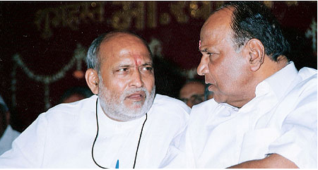 ये तस्वीर शरद पवार और उनके भाई बसंतराव पवार की है। 1960 के लोकसभा उपचुनाव में शरद पवार ने इनके खिलाफ चुनाव प्रचार किया था।