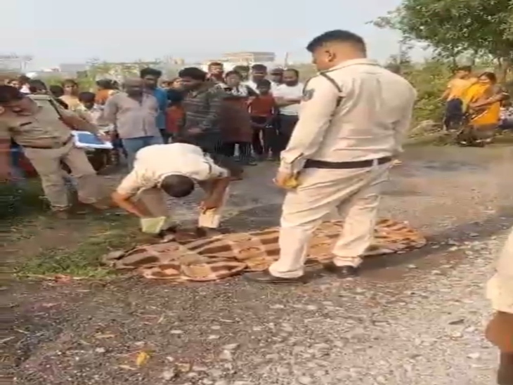 पुलिस को आंशका थी कि मर्डर इन्हीं बियर की बोतलों को सिर में मारकर किया गया है।