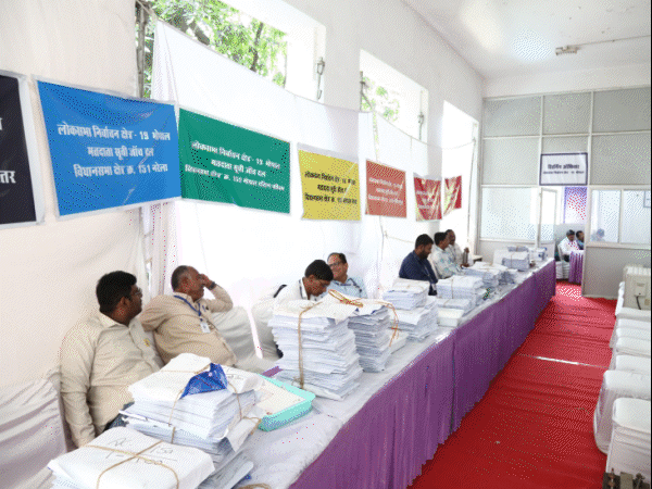 पहले दिन भोपाल संसदीय सीट पर 19 नामांकन खरीदे गए। एक नामांकन जमा किया  गया है। - Dainik Bhaskar