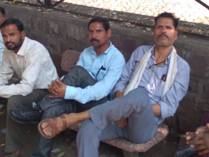 बेटी के शव के इंतजार में मर्चुरी के बाहर बैठे पिता राजा राम और उनके परिजन।