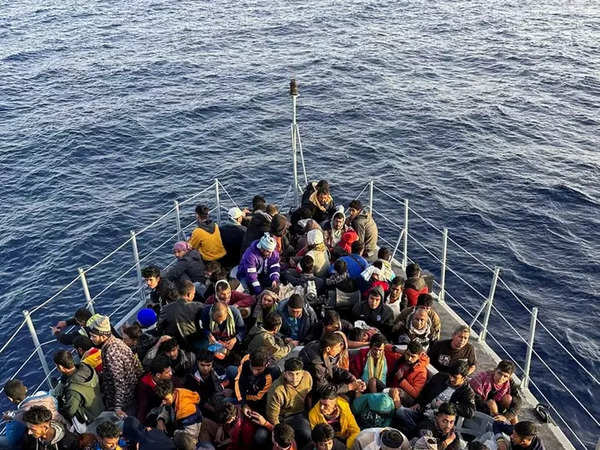 द टाइम्स की रिपोर्ट में दावा किया गया कि भारतीय प्रवासी गैर-कानूनी तरह से छोटी नावों के जरिए इंग्लिश चैनल को पार करके ब्रिटेन आते हैं। (फाइल)