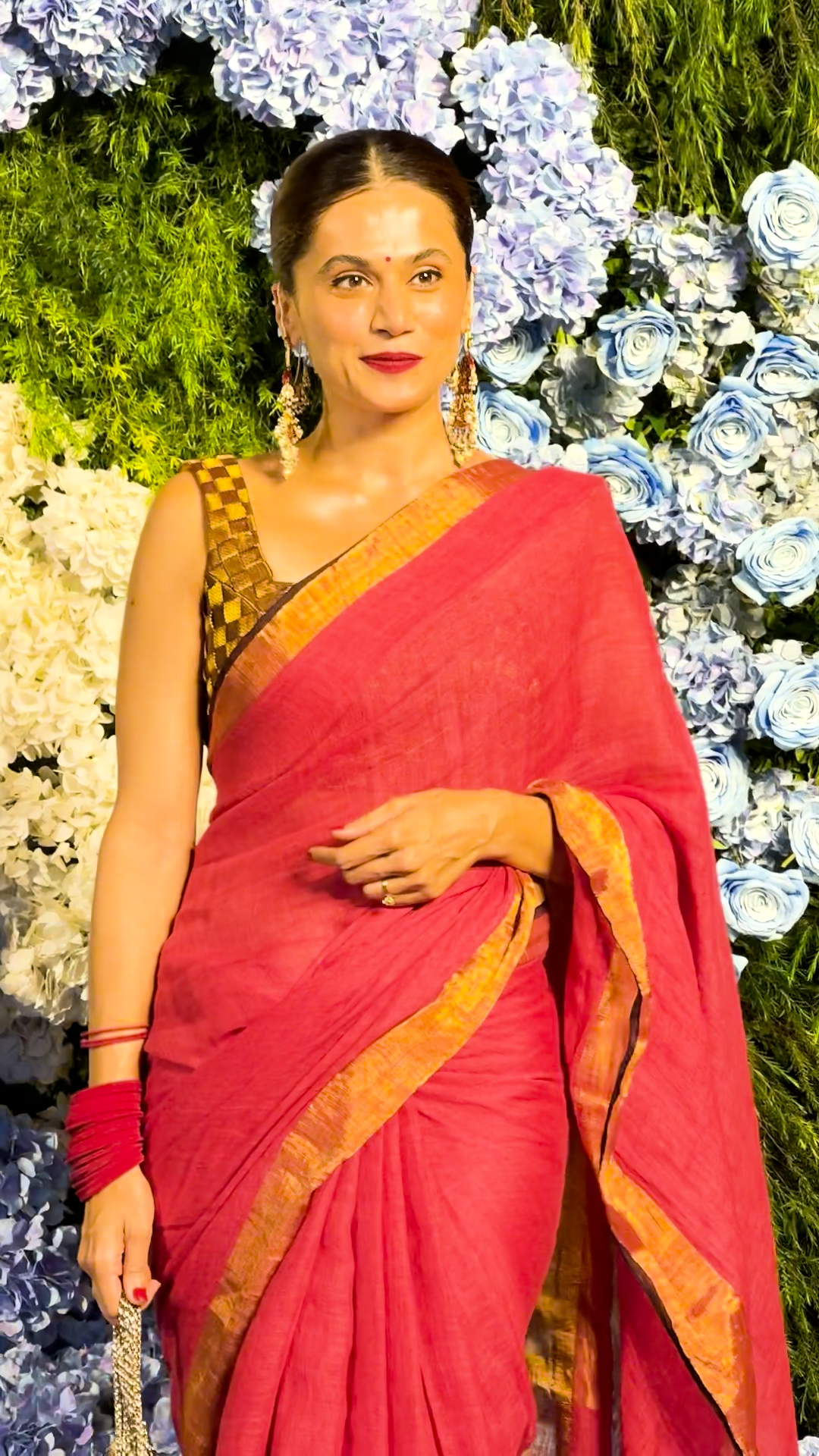 साड़ी लुक में खूबसूरत दिखीं तापसी पन्नू।