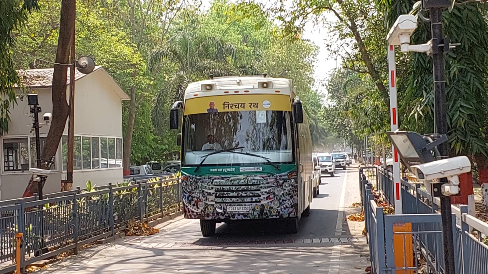 पटना से चुनाव प्रचार के लिए बस से निकले नीतीश कुमार।
